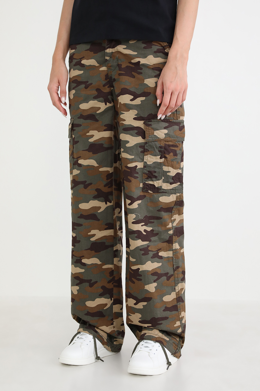 תמונת כל הלוק של נעלי סניקרס אליס